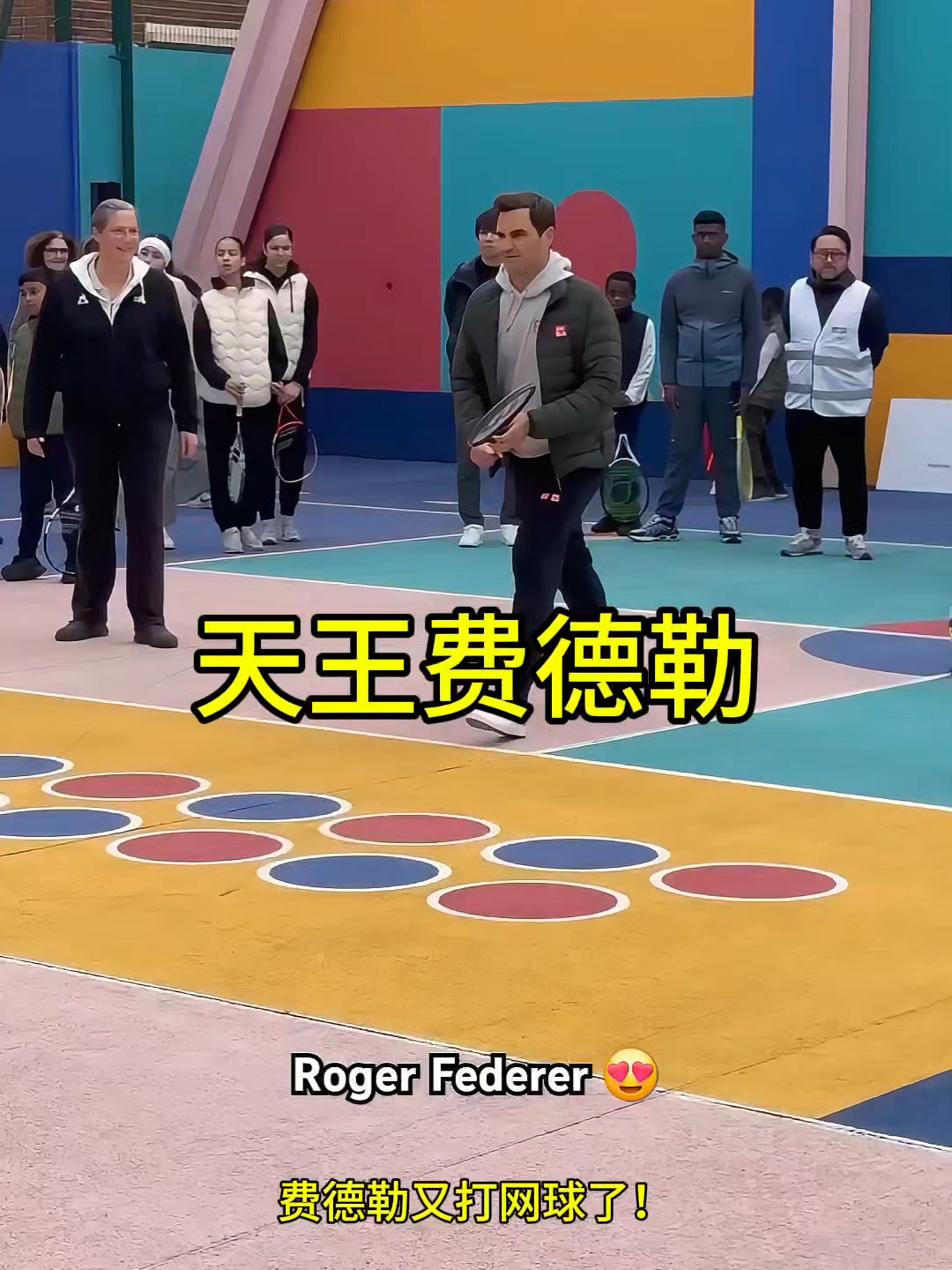  费德勒回归赛场，赛况扑朔迷离首场状态亮眼，巴塞罗那观众沸腾！